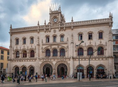 Lizbon, Portekiz - 24 Ekim 2024: Rossio Tren İstasyonu, Rossio Meydanı 'nda, şehrin merkezinde.