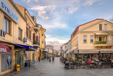 Bitola, Kuzey Makedonya - 16 Mart 2024: Shirok Sokak ve kaldırım kafelerinde insanlar. Shirok Sokak işlek bir yaya sokağı ve şehrin dönüm noktasıdır..
