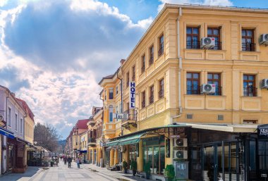 Bitola, Kuzey Makedonya - 16 Mart 2024: Shirok Sokak halkı, yoğun bir yaya sokağı ve kentin dönüm noktası.