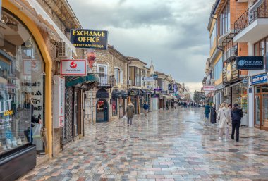 Ohri, Kuzey Makedonya - 17 Mart 2024: Eski kentin ana yaya alışveriş caddesi Ohri Caddesi 'nden St Clement.