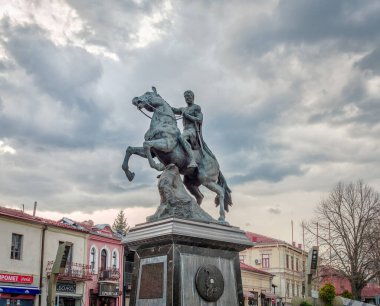 Bitola, Kuzey Makedonya - 16 Mart 2024: Macedon 'lu II. Philip' in heykeli, Magnolia Meydanı 'nda, kentin merkezinde dramatik gökyüzüne karşı.