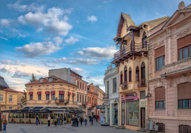 Bitola, Kuzey Makedonya - 16 Mart 2024: Magnolia Meydanı, Shirok Sokak ile kesişen küçük bir meydan.