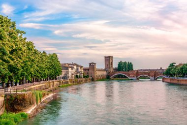 Museo di Castelvecchio ve Castel Vecchio (diğer adıyla Scaliger) Köprüsü, İtalya, Veneto, Verona 'daki Adige nehri boyunca uzanan ortaçağ güçlendirilmiş bir köprü..