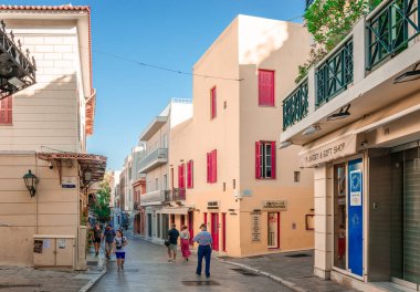 Atina, Yunanistan - 29 Eylül 2024: Plaka ilçesindeki Adrianou Caddesi, dükkanları ve eski konut binaları olan kalabalık bir yaya sokağı.