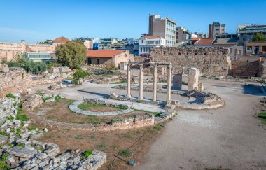 Hadrian 'ın Roma İmparatoru Hadrian tarafından Yunanistan' ın Akropolis kentinin kuzey tarafında inşa edilen Agora 'daki kütüphanesi. Burada antik kütüphanenin sarayında inşa edilen tetraconch görülebilir..