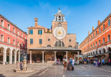 Venedik, İtalya - 25 Mayıs 2018: San Giacomo di Rialto, San Polo sestiere 'de 15. yüzyıldan kalma bir kilise, girişin bir saat yukarısında. Şehirdeki en eski kilisedir..