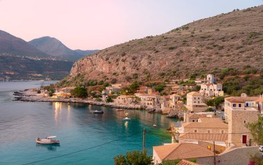 Limeni 'nin alacakaranlıktaki panoramik manzarası. Limeni Yunanistan 'ın Mora Yarımadası' nda yer alan küçük bir köydür..