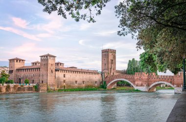Museo di Castelvecchio ve Castel Vecchio Köprüsü, İtalya, Veneto, Verona 'daki Adige nehri boyunca uzanan ortaçağ güçlendirilmiş bir köprü..