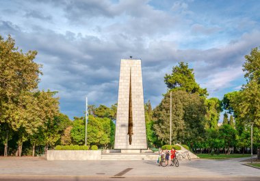 Komotini, Yunanistan - 30 Ağustos 2024: Merkez Heroon (Spathi), namı diğer Kılıç Anıtı, belediye koruluğunun batı tarafında yer almaktadır..