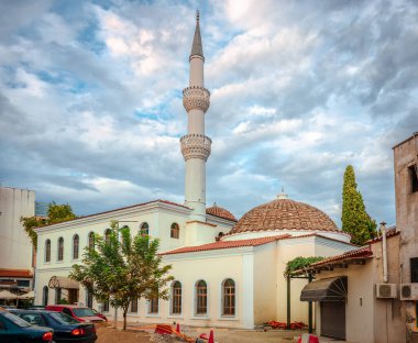 Yunanistan 'ın Trakya kentindeki TKomotini kentindeki Yeni Cami (Yeni Cami), 1585 yılından kalma bir Osmanlı camii.