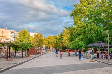 Komotini, Yunanistan - 31 Ağustos 2024: Merkez Meydanı veya Eirini Meydanı, şehrin tam merkezinde birçok dükkan ve kafenin bulunduğu bir yaya bölgesi.