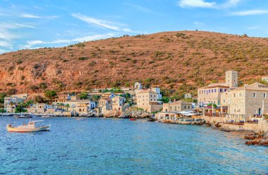 Yunanistan 'ın Mora Yarımadası' nın Mani yarımadasında yer alan küçük pitoresk bir köy olan Limeni Panoraması ve popüler bir turizm beldesi..