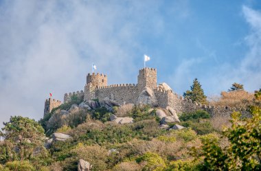 Mağribi Kalesi (ya da Mağribi Kalesi), Sintra Tepeleri 'nin en tepesinde, inanılmaz duvarlarla çevrili bir yerde bulunur. Sintra, Portekiz Riviera, Portekiz.