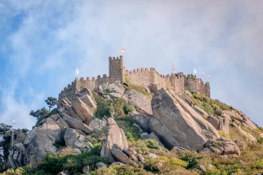 Mağribi Kalesi (ya da Mağribi Kalesi), Sintra Tepeleri 'nin en tepesinde, inanılmaz duvarlarla çevrili bir yerde bulunur. Sintra, Portekiz Riviera, Portekiz.