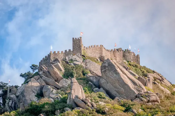 Mağribi Kalesi (ya da Mağribi Kalesi), Sintra Tepeleri 'nin en tepesinde, inanılmaz duvarlarla çevrili bir yerde bulunur. Sintra, Portekiz Riviera, Portekiz.