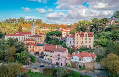 Sintra, Portual - 27 Ekim 2024: Şehrin tarihi merkezinin bir parçası. 19. yüzyıl Romantizm mimarisi, tarihi konaklar ve villalar.