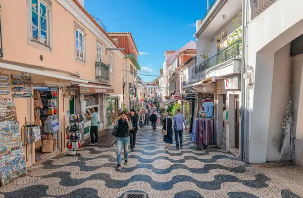 Cascais, Portekiz - 27 Ekim 2024: Rua Frederico Arouca, tarihi şehir merkezinde, dükkanları ve kaldırım kafeleri olan dar bir yaya sokağı.. 