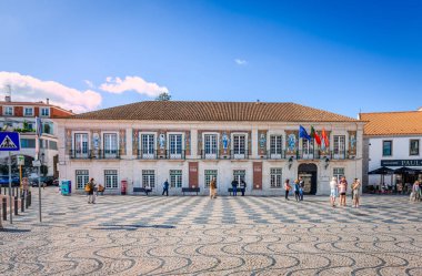 Cascais, Portekiz - 27 Ekim 2024: Kasaba Belediyesi ve Museu da Vila 'ya (Köy Müzesi) ev sahipliği yapan 1700' lerden kalma fayanslarla kaplı bir bina)