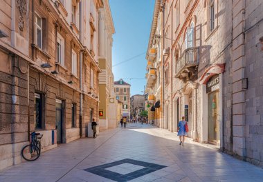 Split, Hırvatistan - 3 Mayıs 2025: Marmontova Ulica (Marmont Caddesi), eski kentin tam merkezinde, markalı mağazalar, galeriler ve bir sürü fast food ile dolu, kaldırımlı bir yaya geçidi..