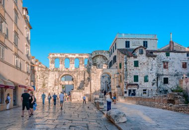 Split, Hırvatistan - 3 Mayıs 2025: Gümüş Kapı (nam-ı diğer Doğu Kapısı), bir zamanlar Diocletian Sarayı olan Split 'in yıldız mezunu (eski kasaba) dört ana Roma kapısından biri.