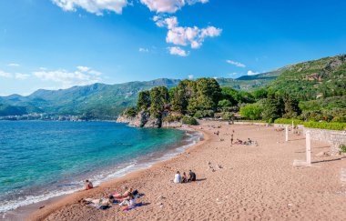 Sveti Stefan, Karadağ - Mayıs 12025: İvano Vidoni (Sveti Stefan) Plajı, Budva yakınlarındaki, Adriyatik Denizi kıyısındaki Karadağ Rivierası.