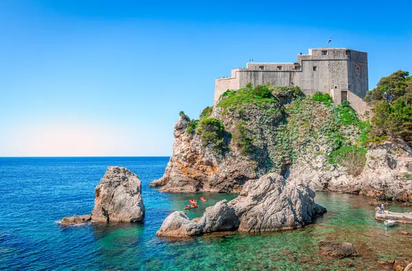 Dubrovnik, Hırvatistan - 2 Mayıs 2025: Fort Lovrijenac, Eski Kent 'in batısında 37 metre yüksekliğindeki bir kayanın üzerinde yer alan bir ortaçağ kalesi.