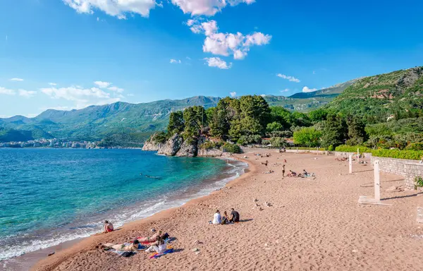 Sveti Stefan, Karadağ - Mayıs 12025: İvano Vidoni (Sveti Stefan) Plajı, Budva yakınlarındaki, Adriyatik Denizi kıyısındaki Karadağ Rivierası.