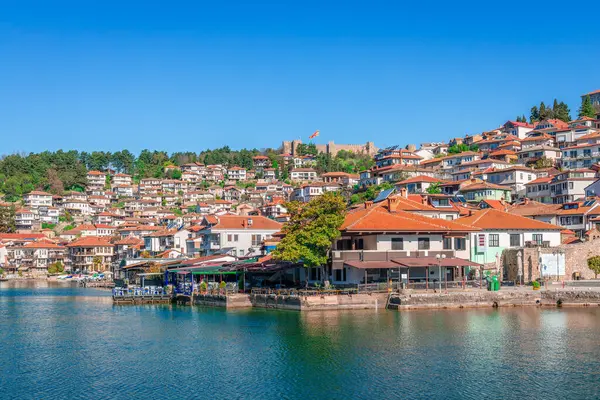 Kuzey Makedonya 'daki rıhtım ve eski Ohri kasabası. Samuel 'in Kalesi kasabaya bakıyor..