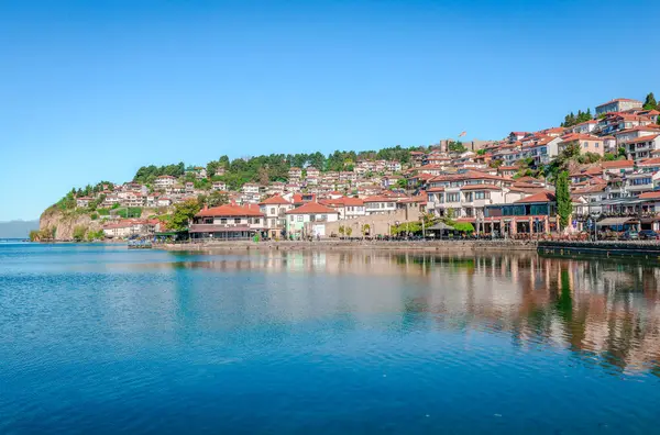 Ohri, Kuzey Makedonya - Mayıs 12025: Rıhtım ve eski kasaba güneşli bir sabahta. Samuel 'in Kalesi kasabaya bakıyor..