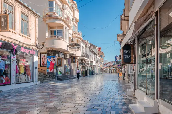 Ohri, Kuzey Makedonya - Mayıs 12025: Eski kentin ana yaya alışveriş caddesi Ohri Caddesi 'nden St. Clement.