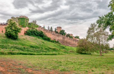 Belgrad Kalesi 'nin üst kasabasının duvarları Kalemegdan parkından görülüyor. Belgrad, Sırbistan 'da.
