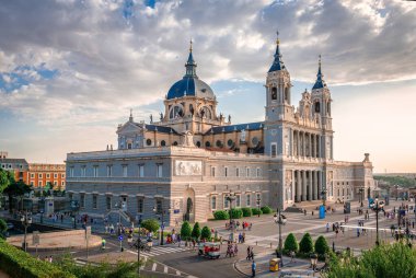 Madrid, İspanya - 31 Mayıs 2025: The Cathedral of Saint Mary the Royal of the Almudena (nam-ı diğer Almudena Katedrali), kuzeybatıdan görüldü..