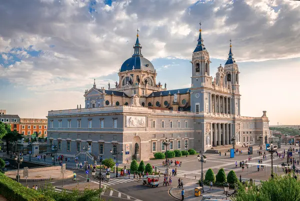 Madrid, İspanya - 31 Mayıs 2025: The Cathedral of Saint Mary the Royal of the Almudena (nam-ı diğer Almudena Katedrali), kuzeybatıdan görüldü..