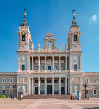 Madrid, İspanya - 30 Mayıs 2025: Saint Mary Katedrali 'nin ön cephesi Almudena Kraliyet Katedrali (diğer adıyla Almudena Katedrali), kuzeybatıdan görüldü..