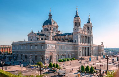 Madrid, İspanya - 30 Mayıs 2025: Saint Mary Katedrali Almudena Kraliyet Katedrali (diğer adıyla Almudena Katedrali).