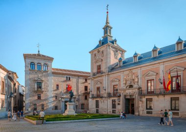 Madrid, İspanya - 28 Mayıs 2025: Plaza de la Villa, Don Alvaro de Bazan 'ın bronz heykeli, Casa de la Villa de Madrid (sağdaki eski belediye binası).