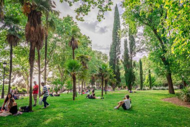 Madrid, İspanya - 30 Mayıs 2025: Şehrin merkezindeki Royal Palace bölgesinde, bir tepenin üzerindeki parktaki Parque de la Montana 'da (Dağ Parkı) hadiseli insanlar.