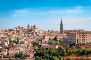 Toledo Panoraması, Castilla La Mancha 'da tarihi bir şehir, Tagus Nehri' nin üzerinde görkemli bir şekilde oturuyor ve 1986 yılında bir UNESCO miras alanını işaret ediyordu..