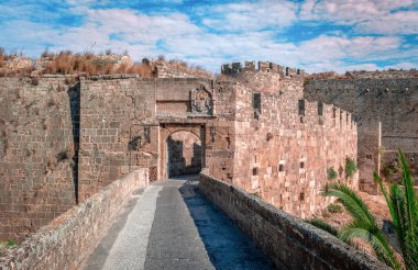 Aziz Athanasious (diğer adıyla Aziz Francis Kapısı) kapısı, 1441 ve 1442 yılları arasında inşa edilmiştir. Proje, Yunanistan 'ın Dodecanese kentinin ortaçağ Rodos kentinin güçlendirilmesi kapsamında yer alıyor..