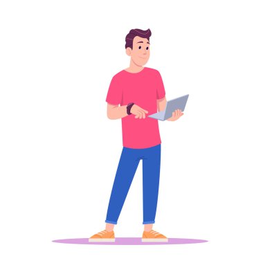 Kırmızı tişörtlü ve spor ayakkabılı genç adam ayakta, gülümsüyor ve dizüstü bilgisayarını elinde tutuyor. Modern çizgi film vektör çizimi.