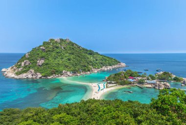 Koh Nang Yuan Adası üzerinde yaz günü mavi gökyüzü altında yer alan hava manzarası Tayland körfezi, Surat Thani, Tayland 'ın en popüler turistik yeridir. 