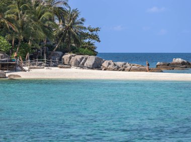 Koh Nang Yuan Adası 'nın mavi gökyüzü altındaki manzarası, Koh Nang Yuan Adası Tayland, Samui, Surat Thani, Tayland' ın en popüler turistik yeridir. 