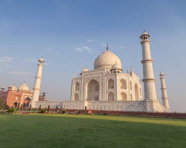 Taj Mahal fildişi beyazı mermer mozolenin ünlü tarihi mimarisi Agra, Uttar Pradesh, Hindistan 'da bulunmaktadır..                 