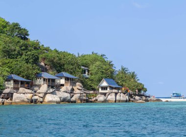 Koh Nang Yuan Adası 'nın mavi gökyüzü altındaki manzarası, Koh Nang Yuan Adası Tayland, Samui, Surat Thani, Tayland' ın en popüler turistik yeridir. 