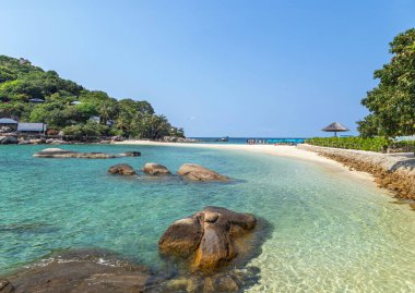 Koh Nang Yuan Adası 'nın mavi gökyüzü altındaki manzarası, Koh Nang Yuan Adası Tayland, Samui, Surat Thani, Tayland' ın en popüler turistik yeridir. 