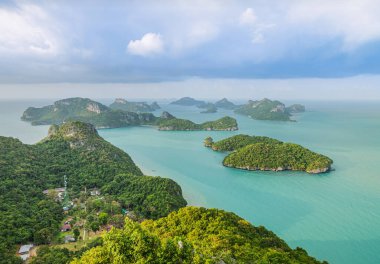 Küçük ada Angthong Adaları 'nın güzel takımadaları üzerindeki hava manzarası. Ulusal Deniz Parkı Surat Thani, Tayland' ın tatil beldeleri yaz tatilleri kavramını rahatlatır.