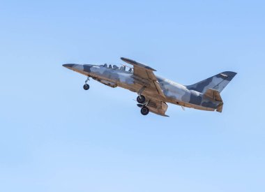 Savaşçı jeti mavi gökyüzünde yüksek hızla uçuyor. 