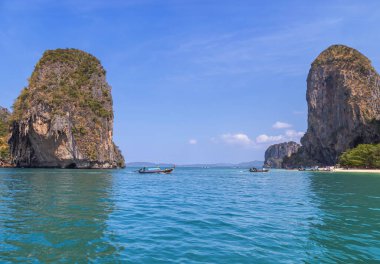 Deniz manzaralı Uzunkuyruklu Tekne, turistlerin berrak sularda yelken açtığı ve Tayland, Krabi, Tayland 'daki Railay plajı boyunca denize açıldığı yer.