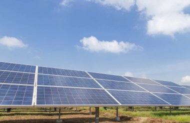 Güneş enerjisi santralindeki polikristalize silikon güneş hücreleri veya fotovoltaik hücreler gökyüzüne doğru dönerek güneş ışığını emiyor. 