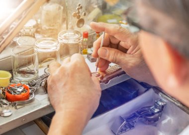 Eski saat mekanizmasını tamir ederken saat tamircisini kapat 